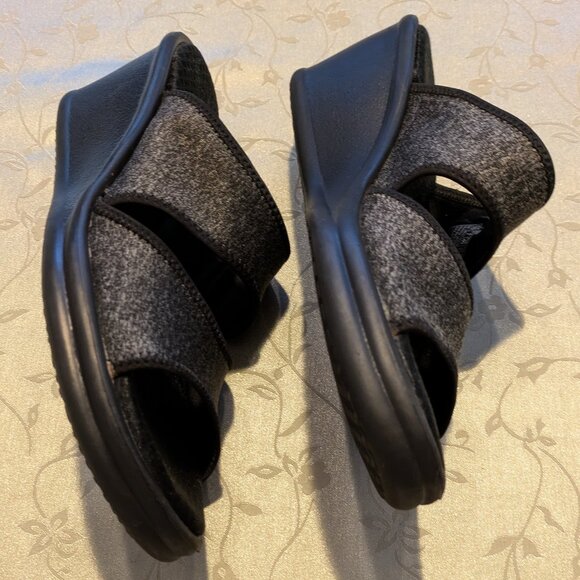 Skechers memory foam blk/gry wedge heel slide/sandal, size 10M - Picture 3 of 6